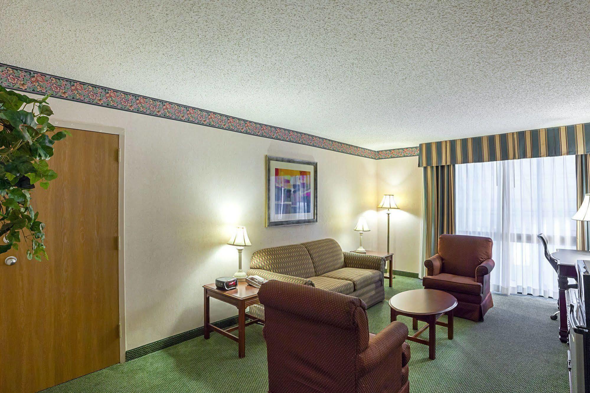 Magnuson Grand Desoto Hotel Exterior photo